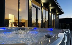 Thrumster Lodges - 3 Luxurious Self Catering Lodges On The Nc500, 2 With Hot Tubs